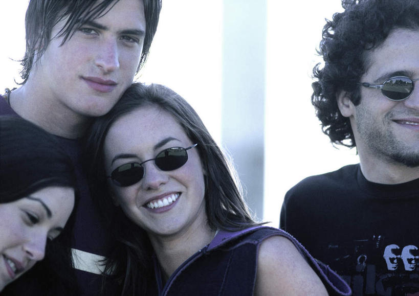 西方人,四个人,夫妻,伙伴,朋友,站,笑,微笑,露齿笑,横图,室外,特写,白天,正面,爱情,旅游,度假,友谊,成功,合作,团队,集体,信心,欧洲,欧洲人,一副,阴影,光线,墨镜,眼镜,影子,浪漫,依偎,注视,娱乐,队伍,蓝色,蓝天,天空,阳光,太阳镜,太阳眼镜,天,观察,看,靠,靠着,倚靠,站着,转头,享受,休闲,遮阳镜,恩爱,放松,恋人,观看,察看,倚着,成就,关注,合伙,领袖,依附,依赖,投靠,友情,男人,男性,年轻男性,年轻女性,女人,女性,白种人,情侣,站立,半身,彩图,伴侣