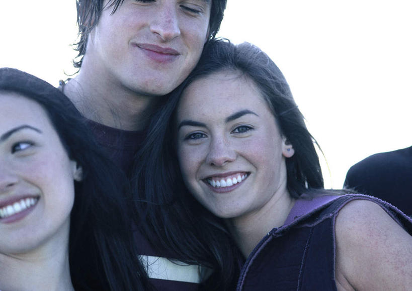 西方人,头发,四个人,夫妻,伙伴,朋友,站,笑,微笑,露齿笑,横图,室外,特写,白天,正面,爱情,旅游,度假,友谊,成功,合作,团队,集体,信心,欧洲,欧洲人,阴影,朦胧,模糊,光线,影子,浪漫,依偎,注视,休闲装,娱乐,队伍,蓝色,黑色,蓝天,天空,阳光,天,低头,观察,看,靠,靠着,倚靠,站着,转头,享受,休闲,休闲服,恩爱,放松,恋人,观看,察看,倚着,成就,关注,合伙,领袖,依附,依赖,投靠,友情,男人,男性,年轻男性,年轻女性,女人,女性,白种人,长发,卷发,情侣,站立,半身,彩图,伴侣