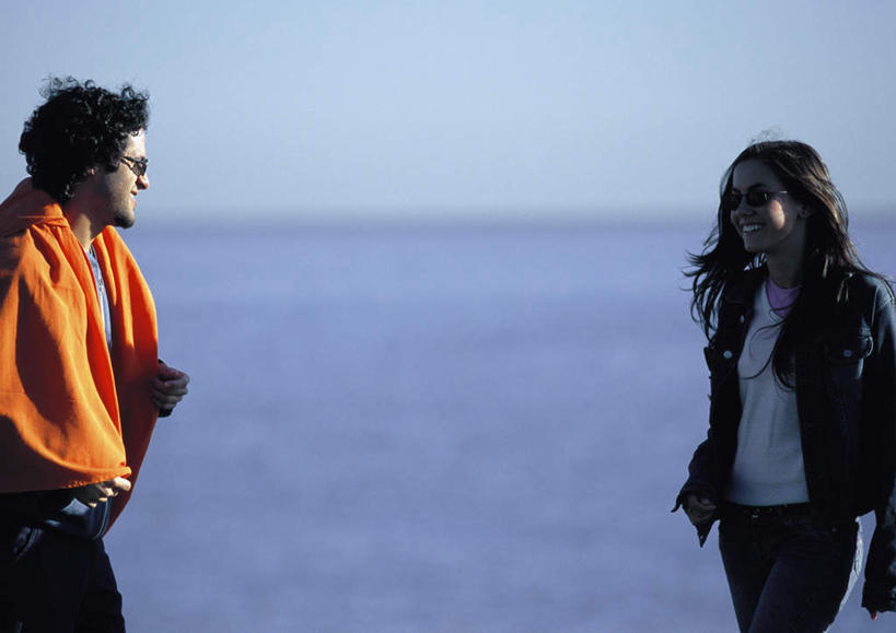 西方人,两个人,家庭,夫妻,站,笑,微笑,露齿笑,横图,室外,白天,侧面,爱情,旅游,度假,海浪,海洋,欧洲,欧洲人,一块,阴影,朦胧,模糊,光线,布,墨镜,眼镜,影子,浪花,云,云朵,浪漫,云彩,注视,休闲装,娱乐,相视,两个,红色,蓝色,白云,蓝天,天空,阳光,海水,太阳镜,太阳眼镜,天,观察,看,站着,享受,休闲,温暖,温馨,一家人,面对面,休闲服,遮阳镜,恩爱,放松,遮,遮掩,恋人,观看,对视,和睦,察看,掩盖,遮挡,关注,相对,海景,遮盖,相看,掩饰,男人,男性,年轻男性,年轻女性,女人,女性,白种人,情侣,大海,风浪,海,海水的波动,近岸浪,涌浪,站立,半身,彩图,伴侣,融洽