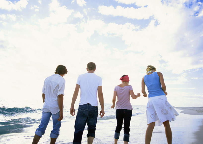 西方人,四个人,夫妻,伙伴,朋友,站,横图,室外,白天,裙子,爱情,旅游,度假,友谊,成功,合作,团队,集体,信心,海浪,海洋,沙滩,欧洲,欧洲人,一排,阴影,连衣裙,整齐,光线,沙子,影子,海岸,浪花,云,云朵,沙地,浪漫,云彩,注视,休闲装,娱乐,队伍,排列,背面,蓝色,白云,蓝天,天空,阳光,海水,天,低头,观察,看,站着,享受,休闲,休闲服,恩爱,放松,恋人,观看,察看,成就,队列,关注,合伙,领袖,海景,友情,男人,男性,年轻男性,年轻女性,女人,女性,白种人,情侣,大海,风浪,海,海水的波动,海滩,近岸浪,涌浪,站立,半身,彩图,伴侣