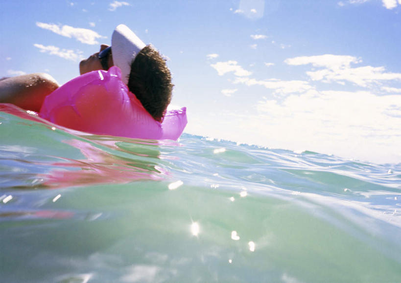 西方人,一个人,躺,睡,横图,室外,特写,白天,侧面,旅游,度假,美景,靠垫,帽子,欧洲,欧洲人,仅一个男性,仅一个人,泳裤,墨镜,眼镜,景观,靠枕,娱乐,仅一个年轻男性,一个,粉色,红色,白色,自然,太阳镜,太阳眼镜,遮阳帽,垫子,枕头,享受,休闲,遮阳镜,景色,放松,单个,自然风光,卧着,男人,男性,年轻男性,白种人,困,困觉,寝息,睡觉,躺着,卧,半身,彩图