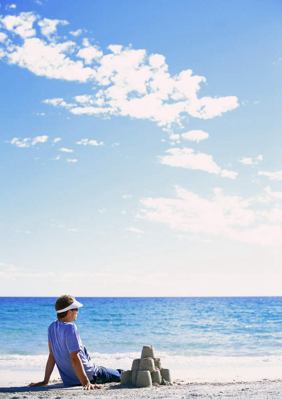 西方人,一个人,坐,竖图,室外,白天,侧面,旅游,度假,海浪,海洋,美景,沙滩,帽子,欧洲,欧洲人,仅一个男性,仅一个人,撑,阴影,光线,沙子,影子,海岸,景观,浪花,云,云朵,沙地,云彩,注视,休闲装,娱乐,仅一个年轻男性,一个,蓝色,白色,白云,蓝天,天空,阳光,自然,海水,遮阳帽,天,观察,看,靠,靠着,倚靠,享受,休闲,休闲服,景色,放松,单个,观看,察看,撑着,倚着,关注,自然风光,海景,男人,男性,年轻男性,白种人,大海,风浪,海,海水的波动,海滩,近岸浪,涌浪,坐着,彩图,全身