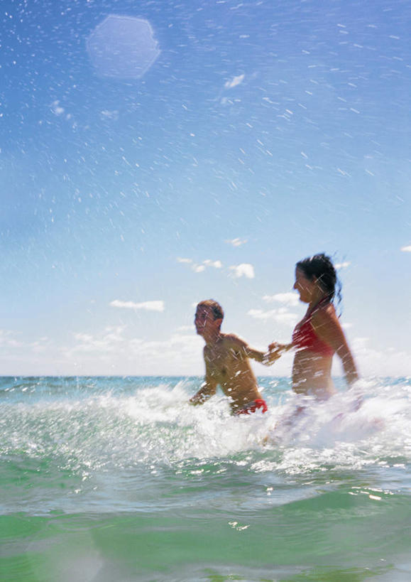 西方人,两个人,家庭,夫妻,站,走,握手,笑,微笑,露齿笑,竖图,室外,白天,侧面,泳装,比基尼,爱情,旅游,度假,海浪,海洋,欧洲,欧洲人,阴影,光线,影子,浪花,云,云朵,浪漫,云彩,注视,娱乐,裸露,红色,蓝色,白云,蓝天,天空,阳光,海水,天,观察,看,站着,享受,休闲,温暖,温馨,一家人,恩爱,放松,恋人,观看,和睦,察看,关注,裸,海景,男人,男性,年轻男性,年轻女性,女人,女性,白种人,情侣,大海,风浪,海,海水的波动,近岸浪,涌浪,步行,拉手,手拉手,手握手,站立,走路,半身,彩图,三点式,泳衣,伴侣,融洽