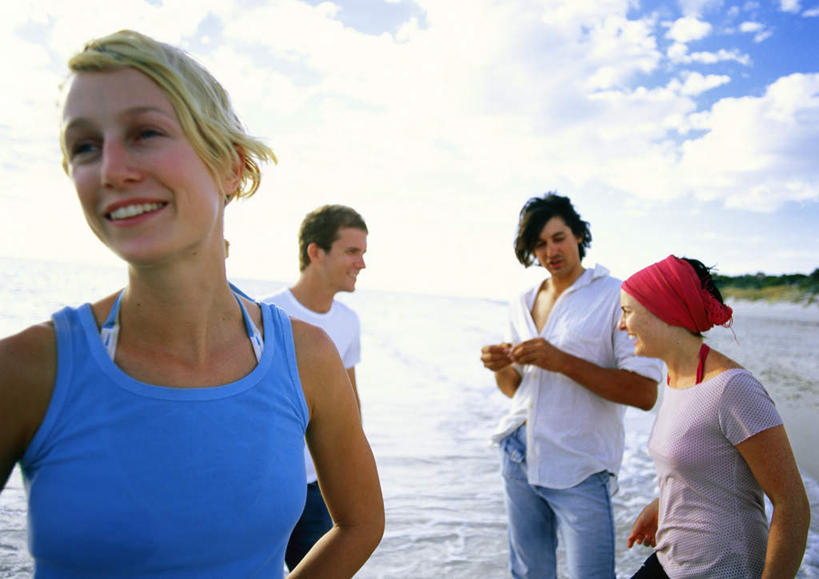 西方人,四个人,夫妻,伙伴,朋友,站,笑,摸,微笑,露齿笑,横图,室外,白天,正面,爱情,旅游,度假,友谊,成功,合作,团队,集体,信心,海浪,海洋,帽子,欧洲,欧洲人,抚摸,阴影,光线,影子,浪花,云,云朵,浪漫,云彩,注视,休闲装,娱乐,队伍,一个,红色,蓝色,白色,白云,蓝天,天空,阳光,海水,天,观察,看,站着,享受,休闲,休闲服,恩爱,放松,恋人,单个,观看,察看,成就,关注,合伙,领袖,海景,友情,男人,男性,年轻男性,年轻女性,女人,女性,白种人,情侣,大海,风浪,海,海水的波动,近岸浪,涌浪,触摸,接触,站立,半身,彩图,伴侣