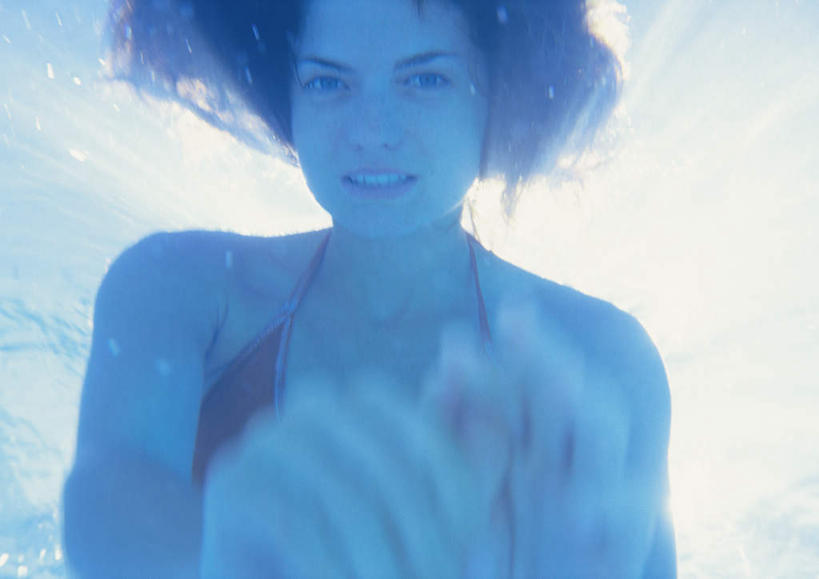 游泳,西方人,一个人,体育馆,游泳池,笑,摸,微笑,露齿笑,横图,室外,白天,仰视,泳装,比基尼,锻炼,旅游,度假,运动,水,欧洲,欧洲人,仅一个年轻女性,仅一个女性,仅一个人,抚摸,阴影,波纹,光线,影子,水池,水面,注视,娱乐,泳池,红色,水纹,阳光,波浪,观察,看,享受,休闲,放松,观看,察看,游泳馆,关注,体育,年轻女性,女人,女性,白种人,触摸,接触,半身,彩图,低角度拍摄,三点式,泳衣,健身