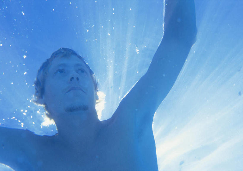 游泳,西方人,脸,头,脸颊,胡须,一个人,体育馆,游泳池,伸展双臂,横图,室外,特写,白天,仰视,锻炼,旅游,度假,运动,水,欧洲,欧洲人,仅一个男性,仅一个人,阴影,波纹,光线,影子,水池,水面,注视,娱乐,泳池,裸露,仅一个年轻男性,水纹,阳光,波浪,观察,看,享受,休闲,放松,观看,察看,游泳馆,关注,裸,体育,男人,男性,年轻男性,白种人,头部,胡子,小胡子,脸部,脸蛋,面部,敞开双臂,伸开双臂,展开双肩,张开手臂,张开双臂,半身,彩图,低角度拍摄,健身