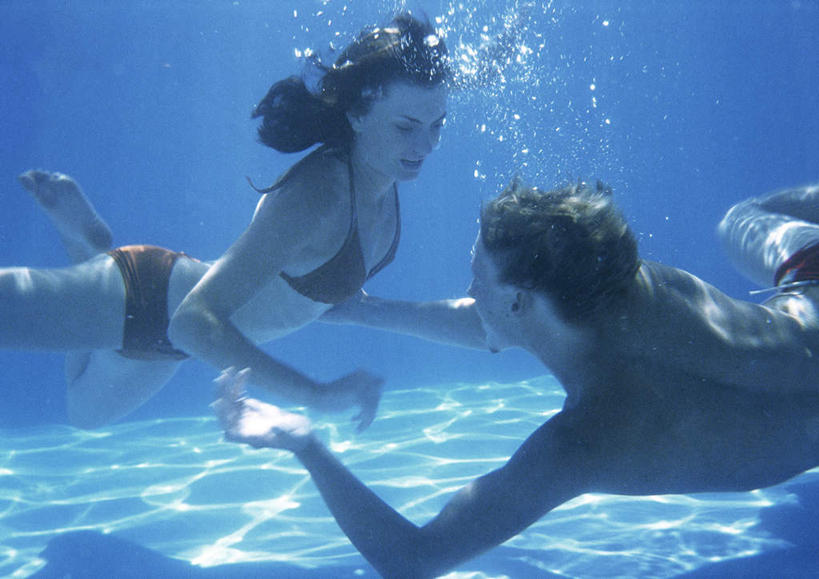 游泳,西方人,两个人,家庭,夫妻,体育馆,游泳池,握手,笑,摸,微笑,露齿笑,横图,室外,白天,侧面,泳装,比基尼,爱情,旅游,度假,水,欧洲,欧洲人,抚摸,阴影,波纹,光线,影子,气泡,水池,水面,浪漫,注视,娱乐,泳池,裸露,相视,红色,水纹,阳光,泡泡,波浪,观察,看,享受,休闲,温暖,温馨,一家人,面对面,恩爱,放松,恋人,观看,对视,和睦,察看,游泳馆,关注,裸,相对,相看,男人,男性,年轻男性,年轻女性,女人,女性,白种人,情侣,触摸,接触,拉手,手拉手,手握手,半身,彩图,三点式,泳衣,伴侣,融洽