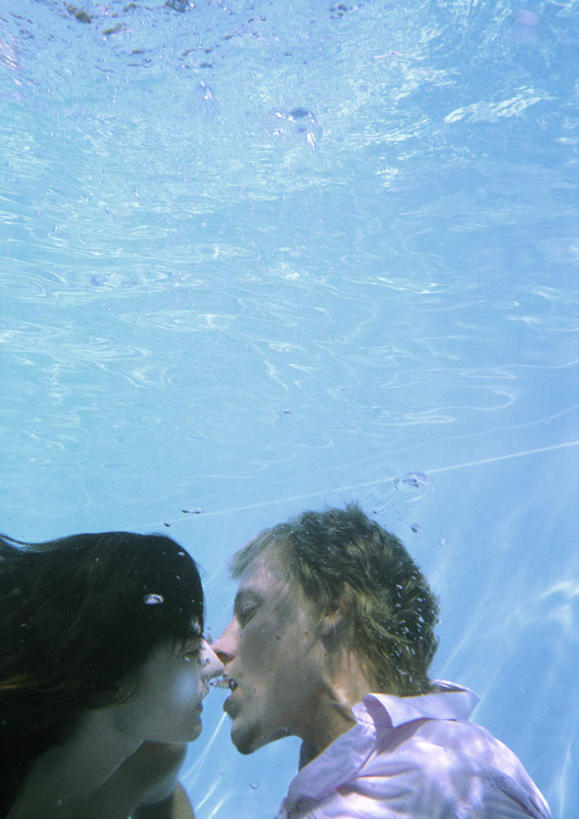 游泳,西方人,头发,两个人,家庭,夫妻,体育馆,游泳池,吻,竖图,室外,白天,侧面,爱情,旅游,度假,水,欧洲,欧洲人,阴影,波纹,光线,影子,水池,水面,浪漫,注视,娱乐,泳池,裸露,相视,黄色,黑色,水纹,阳光,波浪,观察,看,张嘴,享受,休闲,温暖,温馨,一家人,面对面,恩爱,放松,恋人,观看,对视,和睦,察看,游泳馆,关注,裸,相对,张大嘴巴,相看,男人,男性,年轻男性,年轻女性,女人,女性,白种人,情侣,张开嘴,亲,亲吻,半身,彩图,伴侣,融洽