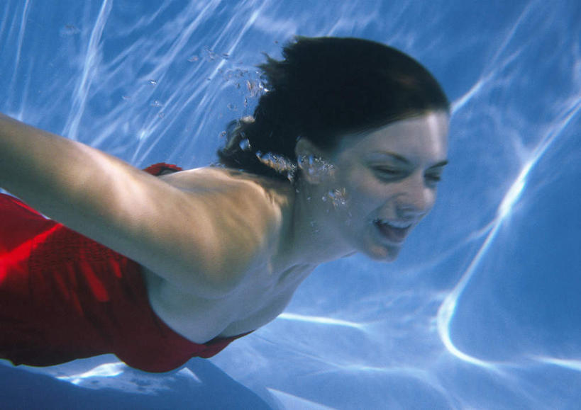 西方人,头发,一个人,体育馆,游泳池,伸展双臂,笑,微笑,露齿笑,横图,室外,特写,白天,侧面,泳装,锻炼,旅游,度假,运动,美景,水,欧洲,欧洲人,仅一个年轻女性,仅一个女性,仅一个人,阴影,波纹,光线,影子,景观,水池,水面,注视,娱乐,泳池,红色,黑色,水纹,阳光,自然,波浪,观察,看,张嘴,享受,休闲,景色,放松,观看,察看,游泳馆,关注,自然风光,张大嘴巴,连体泳衣,体育,年轻女性,女人,女性,白种人,张开嘴,敞开双臂,伸开双臂,展开双肩,张开手臂,张开双臂,半身,彩图,泳衣,健身