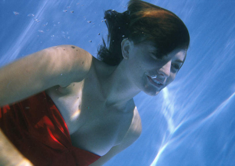 游泳,西方人,头发,一个人,体育馆,游泳池,笑,摸,微笑,露齿笑,横图,室外,白天,仰视,泳装,锻炼,旅游,度假,运动,美景,水,欧洲,欧洲人,仅一个年轻女性,仅一个女性,仅一个人,抚摸,阴影,波纹,光线,影子,景观,水池,水面,注视,娱乐,泳池,黄色,水纹,阳光,自然,波浪,观察,看,享受,休闲,景色,放松,观看,察看,游泳馆,关注,自然风光,连体泳衣,体育,年轻女性,女人,女性,白种人,触摸,接触,半身,彩图,低角度拍摄,泳衣,健身