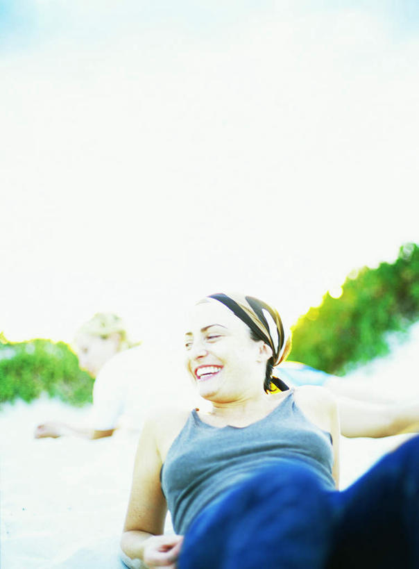 西方人,头发,两个人,家庭,夫妻,躺,笑,微笑,露齿笑,竖图,室外,白天,正面,爱情,旅游,度假,草地,草坪,沙滩,植物,欧洲,欧洲人,撑,阴影,光线,沙子,影子,海岸,云,云朵,沙地,浪漫,云彩,注视,休闲装,娱乐,草,黄色,蓝色,绿色,白云,蓝天,天空,阳光,天,观察,看,靠,靠着,倚靠,转头,享受,休闲,温暖,温馨,一家人,休闲服,恩爱,放松,恋人,观看,和睦,察看,撑着,倚着,关注,卧着,男人,男性,年轻男性,年轻女性,女人,女性,白种人,情侣,海滩,躺着,卧,半身,彩图,伴侣,融洽