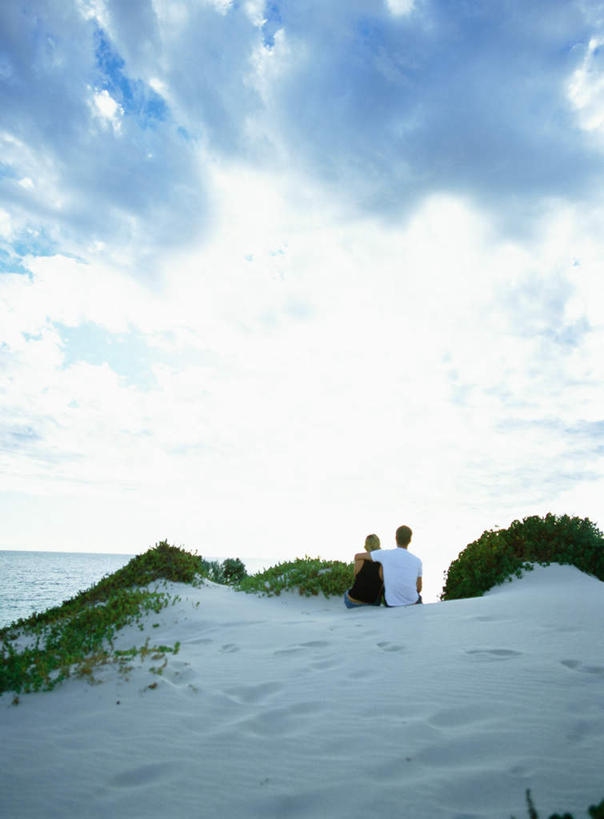 西方人,两个人,家庭,夫妻,坐,竖图,室外,白天,正面,爱情,旅游,度假,草地,草坪,海浪,海洋,沙滩,植物,欧洲,欧洲人,阴影,光线,沙子,影子,海岸,浪花,云,云朵,沙地,浪漫,云彩,注视,休闲装,娱乐,草,蓝色,绿色,白云,蓝天,天空,阳光,海水,天,观察,看,享受,休闲,温暖,温馨,一家人,休闲服,恩爱,放松,恋人,观看,和睦,察看,关注,海景,男人,男性,年轻男性,年轻女性,女人,女性,白种人,情侣,大海,风浪,海,海水的波动,海滩,近岸浪,涌浪,坐着,彩图,全身,伴侣,融洽