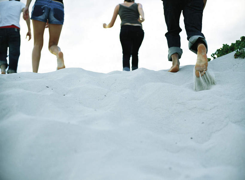 西方人,四个人,夫妻,伙伴,朋友,站,跑,横图,室外,白天,仰视,爱情,锻炼,旅游,度假,友谊,成功,运动,合作,团队,集体,信心,沙滩,植物,欧洲,欧洲人,一排,阴影,整齐,光线,沙子,影子,海岸,云,云朵,沙地,浪漫,云彩,休闲装,娱乐,队伍,树,树木,排列,蓝色,绿色,白云,蓝天,天空,阳光,自然,天,站着,享受,休闲,休闲服,恩爱,放松,恋人,生长,成长,成就,队列,合伙,领袖,体育,友情,男人,男性,年轻男性,年轻女性,女人,女性,白种人,情侣,海滩,跑步,站立,半身,彩图,低角度拍摄,健身,伴侣