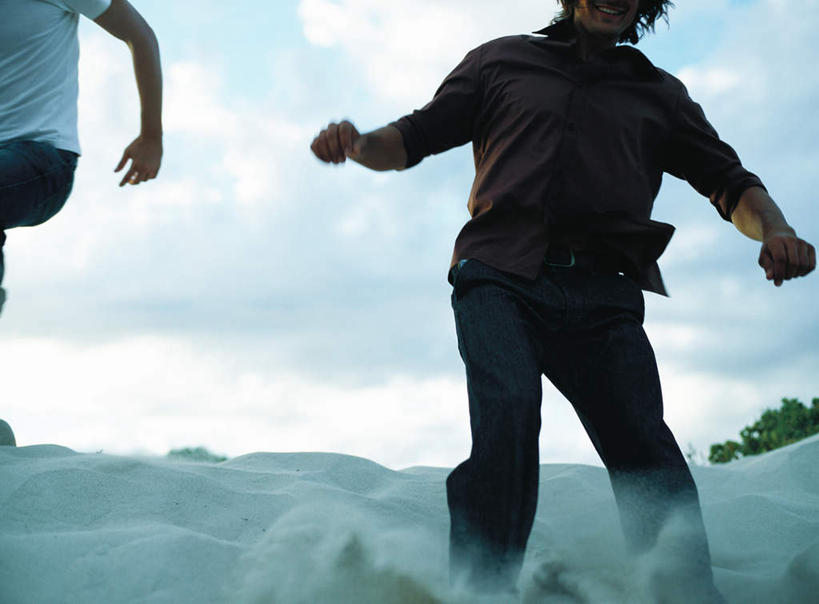 西方人,两个人,伙伴,朋友,站,走,伸展双臂,笑,微笑,露齿笑,横图,室外,白天,仰视,旅游,度假,友谊,沙滩,树林,植物,欧洲,欧洲人,阴影,光线,沙子,影子,海岸,云,云朵,沙地,云彩,注视,休闲装,娱乐,树,树木,蓝色,绿色,白色,灰色,白云,蓝天,天空,阳光,自然,天,观察,看,站着,享受,休闲,休闲服,放松,生长,成长,观看,察看,关注,友情,男人,男性,年轻男性,白种人,海滩,步行,敞开双臂,散步,伸开双臂,展开双肩,站立,张开手臂,张开双臂,走路,半身,彩图,低角度拍摄