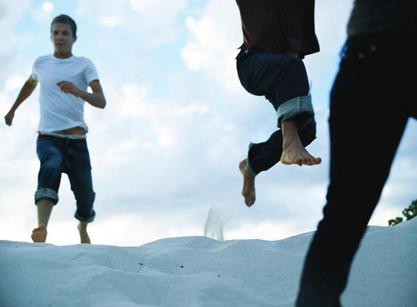 西方人,三个人,夫妻,伙伴,朋友,跑,跳,横图,室外,白天,仰视,爱情,锻炼,旅游,度假,游戏,友谊,成功,运动,合作,团队,集体,信心,沙滩,树林,植物,欧洲,欧洲人,阴影,光线,沙子,影子,海岸,云,云朵,沙地,半空,浪漫,玩,云彩,注视,休闲装,娱乐,队伍,树,树木,蓝色,绿色,白云,蓝天,天空,阳光,自然,天,观察,看,享受,休闲,休闲服,恩爱,放松,恋人,生长,成长,观看,活动,察看,成就,发泄,关注,消遣,智力,合伙,领袖,宣泄,体育,友情,男人,男性,年轻男性,年轻女性,女人,女性,白种人,情侣,海滩,跑步,跳跃,玩耍,嬉戏,半身,彩图,低角度拍摄,健身,伴侣