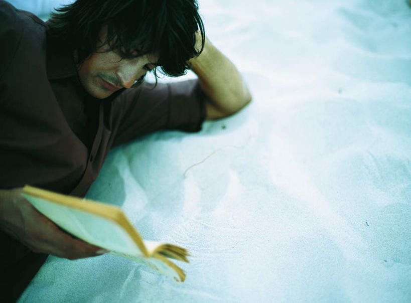 西方人,头发,一个人,躺,举,笑,摸,微笑,露齿笑,横图,俯视,室外,白天,旅游,度假,阅读,沙滩,报纸,书籍,欧洲,欧洲人,仅一个年轻女性,仅一个女性,仅一个人,一本,撑,抚摸,握,学习,阴影,光线,沙子,影子,海岸,沙地,拿,拿着,注视,娱乐,黑色,阳光,观察,看,托,享受,休闲,放松,浏览,握着,观看,察看,撑着,关注,卧着,年轻女性,女人,女性,白种人,书,图书,海滩,触摸,接触,举起,举手,举着,躺着,卧,向上举,向上伸,向上托,半身,彩图,高角度拍摄