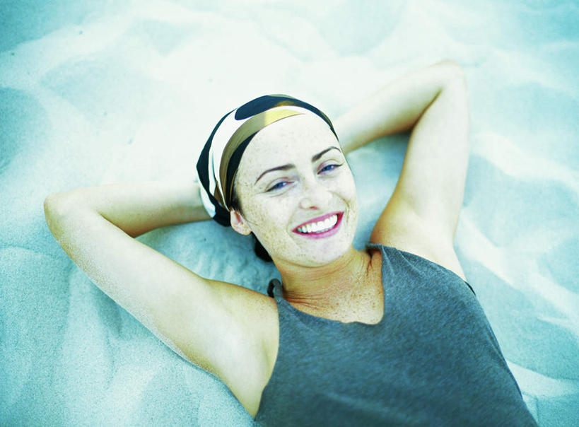 西方人,脸,头,脸颊,一个人,躺,举,笑,摸,微笑,露齿笑,横图,俯视,室外,特写,白天,旅游,度假,沙滩,帽子,欧洲,欧洲人,仅一个年轻女性,仅一个女性,仅一个人,抚摸,阴影,光线,纹路,沙子,影子,海岸,沙地,注视,休闲装,娱乐,一个,灰色,阳光,观察,看,托,享受,休闲,休闲服,放松,单个,观看,察看,双手抱头,关注,卧着,年轻女性,女人,女性,白种人,头部,脸部,脸蛋,面部,海滩,触摸,接触,举起,举手,举着,躺着,卧,向上举,向上伸,向上托,半身,彩图,高角度拍摄