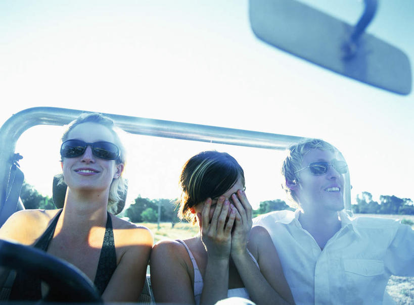 西方人,三个人,夫妻,伙伴,朋友,坐,举,笑,微笑,露齿笑,横图,室外,白天,正面,爱情,旅游,度假,友谊,成功,合作,团队,集体,信心,汽车,欧洲,欧洲人,一辆,阴影,光线,墨镜,眼镜,影子,云,云朵,浪漫,云彩,注视,休闲装,娱乐,队伍,车,一个,蓝色,白云,蓝天,天空,阳光,方向盘,太阳镜,太阳眼镜,交通工具,轿车,天,观察,看,靠,靠着,托,倚靠,享受,休闲,休闲服,遮阳镜,恩爱,放松,遮,遮掩,恋人,单个,观看,察看,掩盖,倚着,遮挡,成就,关注,合伙,领袖,遮盖,掩饰,友情,男人,男性,年轻男性,年轻女性,女人,女性,白种人,情侣,举起,举手,举着,向上举,向上伸,向上托,坐着,半身,彩图,伴侣