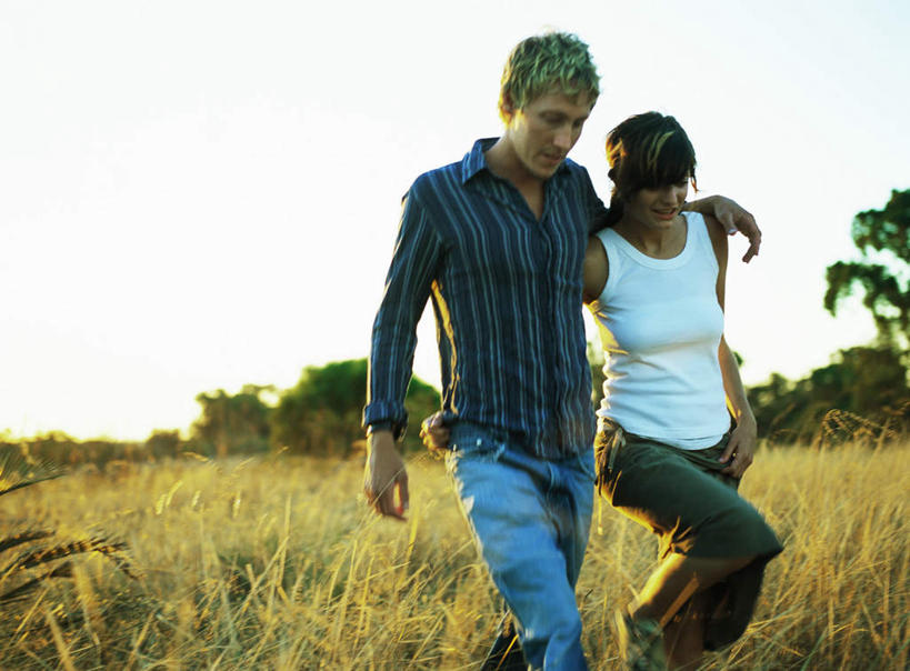 西方人,头发,两个人,家庭,夫妻,站,走,抱,笑,摸,微笑,露齿笑,横图,室外,白天,正面,爱情,旅游,度假,草地,草坪,植物,欧洲,欧洲人,抚摸,阴影,光线,影子,云,云朵,浪漫,云彩,注视,休闲装,娱乐,草,树,树木,黄色,蓝色,绿色,白色,黑色,白云,蓝天,天空,阳光,自然,天,观察,看,站着,享受,休闲,温暖,温馨,一家人,休闲服,恩爱,放松,恋人,生长,成长,抱着,观看,和睦,察看,搂着,关注,男人,男性,年轻男性,年轻女性,女人,女性,白种人,情侣,步行,触摸,怀抱,接触,搂,搂抱,散步,相抱,拥抱,站立,走路,半身,彩图,伴侣,融洽