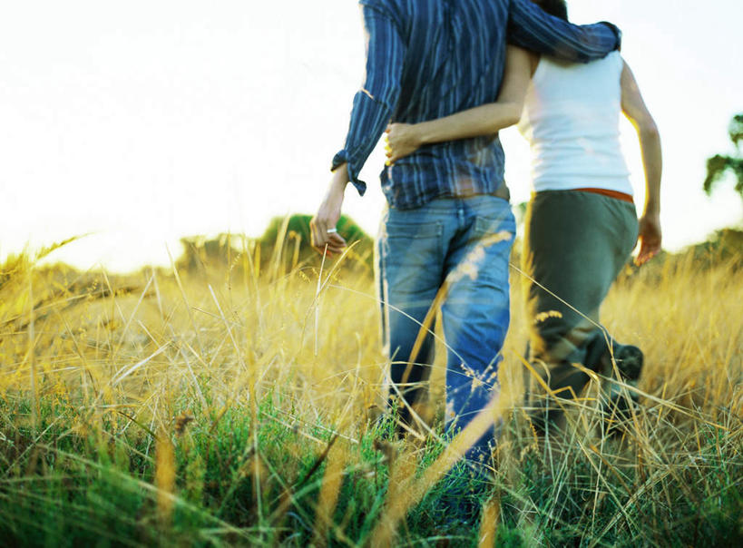 西方人,两个人,家庭,夫妻,站,走,伸展双臂,抱,摸,横图,室外,白天,爱情,旅游,度假,草地,草坪,植物,欧洲,欧洲人,抚摸,阴影,光线,影子,云,云朵,浪漫,云彩,休闲装,娱乐,草,树,树木,背面,蓝色,绿色,白色,白云,蓝天,天空,阳光,自然,天,站着,享受,休闲,温暖,温馨,一家人,休闲服,恩爱,放松,恋人,生长,成长,抱着,和睦,搂着,男人,男性,年轻男性,年轻女性,女人,女性,白种人,情侣,步行,敞开双臂,触摸,怀抱,接触,搂,搂抱,散步,伸开双臂,相抱,拥抱,展开双肩,站立,张开手臂,张开双臂,走路,半身,彩图,伴侣,融洽