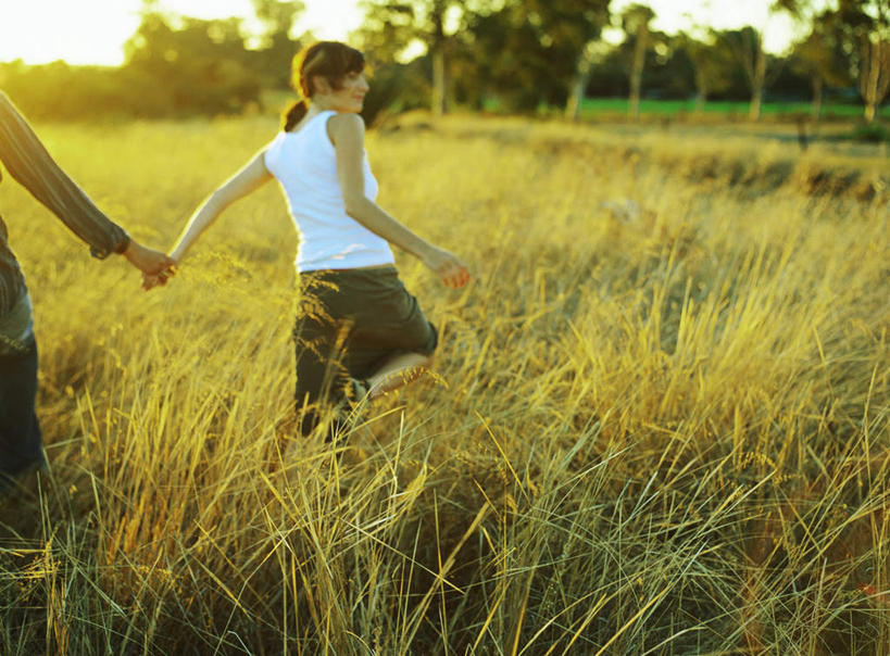 西方人,两个人,家庭,夫妻,站,握手,笑,摸,微笑,露齿笑,横图,室外,白天,爱情,旅游,度假,草地,草坪,植物,欧洲,欧洲人,抚摸,阴影,光线,影子,云,云朵,浪漫,云彩,注视,休闲装,娱乐,草,树,树木,背面,蓝色,绿色,白云,蓝天,天空,阳光,自然,天,观察,看,站着,转头,享受,休闲,温暖,温馨,一家人,休闲服,恩爱,放松,恋人,生长,成长,观看,和睦,察看,关注,男人,男性,年轻男性,年轻女性,女人,女性,白种人,情侣,触摸,接触,拉手,手拉手,手握手,站立,半身,彩图,伴侣,融洽