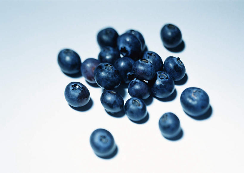 无人,横图,俯视,室内,特写,白天,白色背景,桌面,浆果,蓝莓,水果,一堆,许多,阴影,堆叠,堆积,新鲜,反射,影子,生食,食品,果实,食物,蓝色,球体,摄影,有机食品,绿色食品,影棚,堆,山都柿,蓝浆果,蓝靛果,彩图,高角度拍摄,影棚拍摄,拍摄