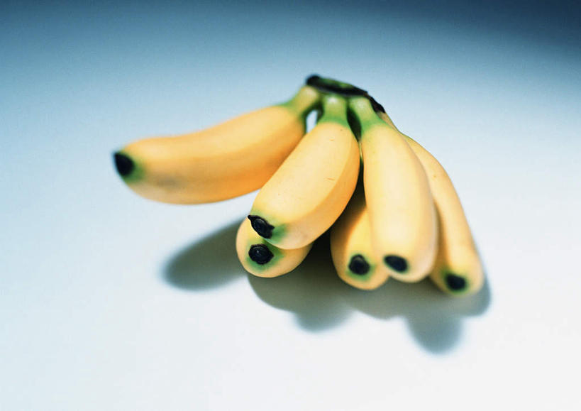 无人,横图,俯视,室内,特写,白天,白色背景,桌面,香蕉,水果,一串,一堆,一排,阴影,堆叠,堆积,新鲜,整齐,反射,影子,生食,食品,果实,根,食物,排列,黄色,摄影,有机食品,绿色食品,影棚,堆,队列,甘蕉,彩图,高角度拍摄,影棚拍摄,拍摄