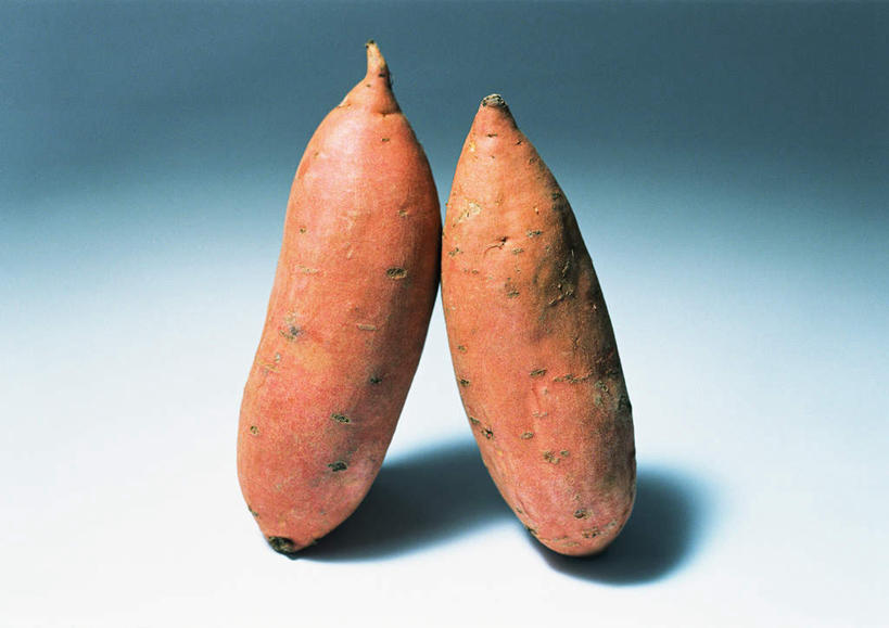 无人,横图,俯视,室内,特写,白天,白色背景,桌面,红薯,蔬菜,阴影,新鲜,反射,影子,食品,褐色,食物,两个,靠,靠着,倚靠,球体,摄影,有机食品,绿色食品,影棚,倚着,山芋,甘薯,番薯,地瓜,彩图,高角度拍摄,影棚拍摄,拍摄