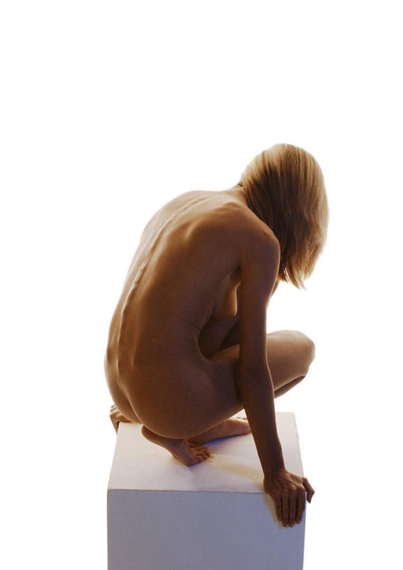 西方人,头发,一个人,蹲,摸,竖图,俯视,室内,白天,白色背景,欧洲,欧洲人,仅一个年轻女性,仅一个女性,仅一个人,撑,抚摸,弯腰,阴影,反射,方块,影子,背光,裸露,一个,黄色,白色,低头,摄影,影棚,单个,赤裸,皮肤,踮脚,撑着,裸,逆光,弯身,年轻女性,女人,女性,白种人,长发,触摸,蹲着,接触,彩图,高角度拍摄,全身,影棚拍摄,拍摄