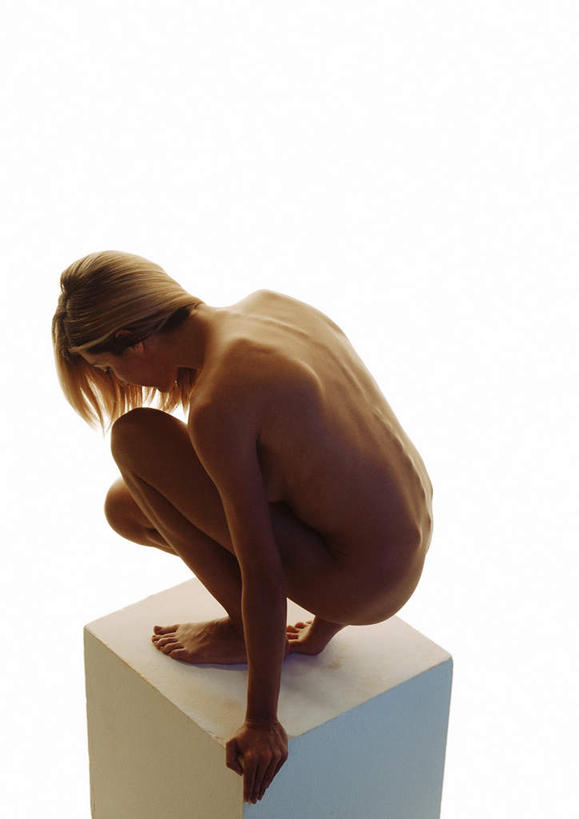 西方人,头发,一个人,蹲,摸,竖图,俯视,室内,白天,白色背景,欧洲,欧洲人,仅一个年轻女性,仅一个女性,仅一个人,撑,抚摸,弯腰,阴影,反射,方块,影子,背光,裸露,一个,黄色,白色,低头,摄影,影棚,单个,赤裸,皮肤,踮脚,撑着,裸,逆光,弯身,年轻女性,女人,女性,白种人,长发,触摸,蹲着,接触,彩图,高角度拍摄,全身,影棚拍摄,拍摄