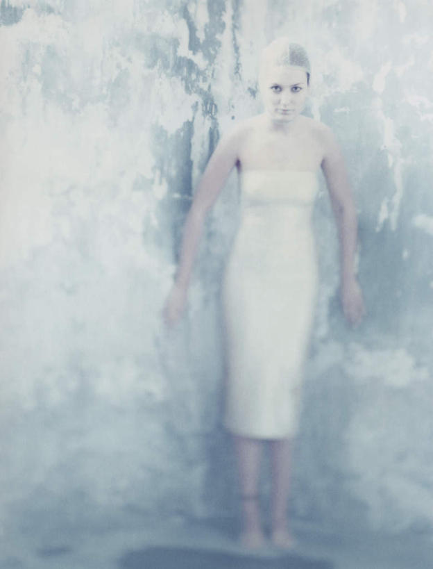 西方人,头发,一个人,站,笑,摸,微笑,露齿笑,竖图,室内,白天,正面,裙子,欧洲,欧洲人,仅一个年轻女性,仅一个女性,仅一个人,撑,抚摸,花纹,连衣裙,纹路,纹理,墙,注视,墙壁,墙面,黄色,白色,观察,看,靠,靠着,倚靠,站着,赤脚,观看,察看,撑着,倚着,关注,年轻女性,女人,女性,白种人,触摸,接触,站立,彩图,全身