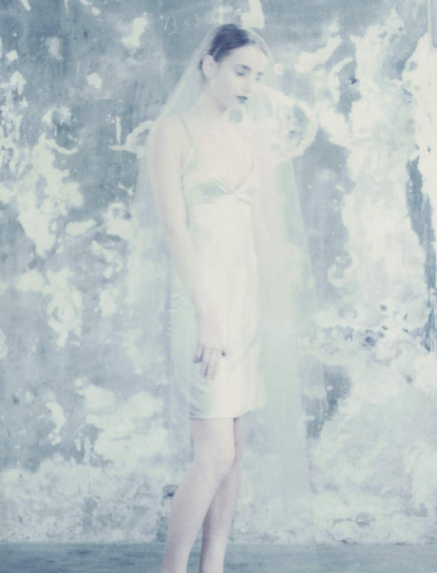 西方人,头发,一个人,站,闭眼,竖图,室内,白天,侧面,化妆,美容,欧洲,欧洲人,仅一个年轻女性,仅一个女性,仅一个人,花纹,连衣裙,装饰,纹路,丝绸,丝带,纹理,墙,墙壁,墙面,绸带,黄色,蓝色,白色,彩妆,低头,站着,遮,遮掩,点缀,掩盖,遮挡,遮盖,掩饰,年轻女性,女人,女性,白种人,闭眼睛,闭着眼,闭着眼睛,站立,半身,彩图