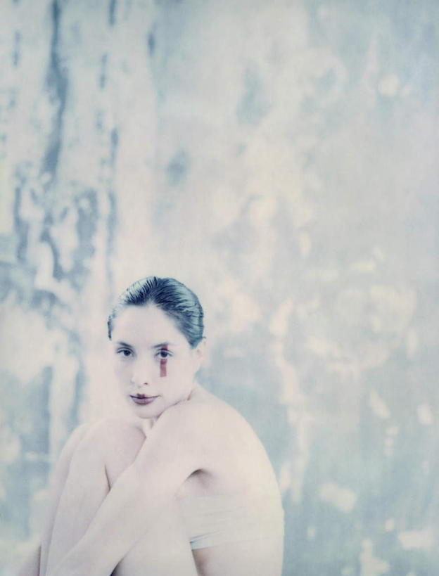 西方人,头发,一个人,坐,笑,摸,微笑,露齿笑,竖图,室内,白天,侧面,化妆,美容,欧洲,欧洲人,仅一个年轻女性,仅一个女性,仅一个人,抚摸,花纹,内衣,装饰,纹路,纹理,墙,注视,墙壁,墙面,衣服,红色,白色,黑色,彩妆,观察,看,转头,观看,点缀,察看,关注,年轻女性,女人,女性,白种人,触摸,接触,坐着,半身,彩图