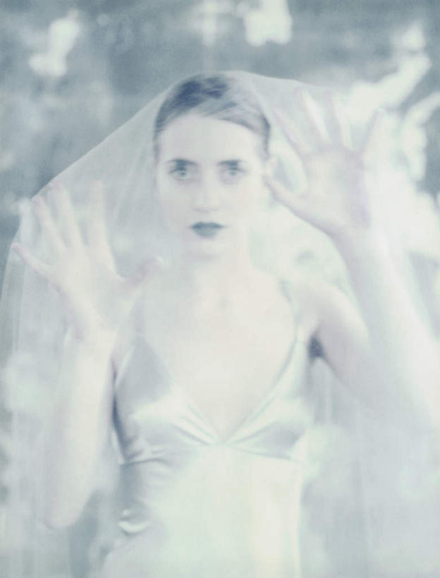 西方人,头发,一个人,站,举,笑,微笑,竖图,室内,白天,正面,裙子,化妆,美容,欧洲,欧洲人,仅一个年轻女性,仅一个女性,仅一个人,花纹,连衣裙,装饰,纹路,丝绸,丝带,纹理,墙,银色,注视,墙壁,墙面,绸带,黄色,蓝色,白色,彩妆,观察,看,托,站着,遮,遮掩,观看,点缀,察看,掩盖,遮挡,关注,遮盖,掩饰,年轻女性,女人,女性,白种人,举起,举手,举着,向上举,向上伸,向上托,站立,半身,彩图,五指张开