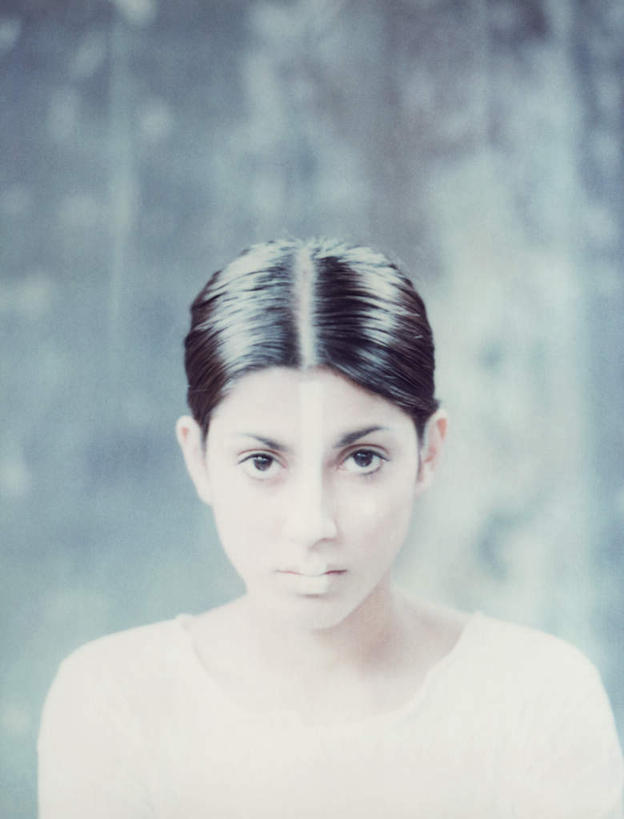 西方人,头发,一个人,站,笑,微笑,竖图,室内,特写,白天,正面,化妆,美容,欧洲,欧洲人,仅一个年轻女性,仅一个女性,仅一个人,花纹,内衣,装饰,纹路,纹理,墙,银色,注视,墙壁,墙面,衣服,黄色,白色,彩妆,观察,看,站着,观看,点缀,察看,关注,年轻女性,女人,女性,白种人,站立,半身,彩图