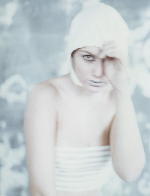 西方人,脸,头,脸颊,头发,一个人,举,笑,摸,微笑,竖图,室内,特写,白天,正面,化妆,美容,欧洲,欧洲人,仅一个年轻女性,仅一个女性,仅一个人,抚摸,花纹,内衣,装饰,纹路,束发带,纹理,墙,银色,注视,墙壁,墙面,一个,衣服,黄色,白色,彩妆,观察,看,托,单个,观看,点缀,察看,关注,年轻女性,女人,女性,白种人,头部,脸部,脸蛋,面部,触摸,接触,举起,举手,举着,向上举,向上伸,向上托,半身,彩图,头带