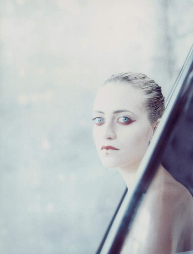 西方人,头发,一个人,坐,笑,微笑,竖图,室内,白天,侧面,化妆,美容,椅子,欧洲,欧洲人,仅一个年轻女性,仅一个女性,仅一个人,一把,花纹,装饰,纹路,纹理,木椅,墙,注视,墙壁,墙面,黄色,红色,白色,彩妆,观察,看,转头,观看,点缀,察看,关注,年轻女性,女人,女性,白种人,坐着,半身,彩图