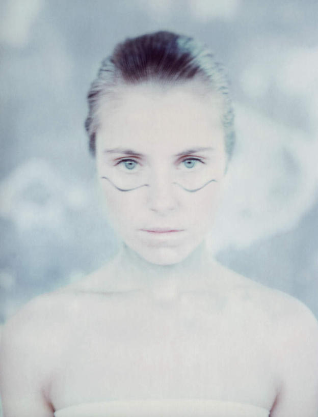 西方人,脸,头,脸颊,头发,一个人,笑,微笑,竖图,室内,白天,正面,化妆,美容,欧洲,欧洲人,仅一个年轻女性,仅一个女性,仅一个人,花纹,内衣,装饰,纹路,纹理,墙,注视,墙壁,墙面,衣服,黄色,白色,黑色,彩妆,观察,看,观看,点缀,察看,关注,年轻女性,女人,女性,白种人,头部,脸部,脸蛋,面部,半身,彩图