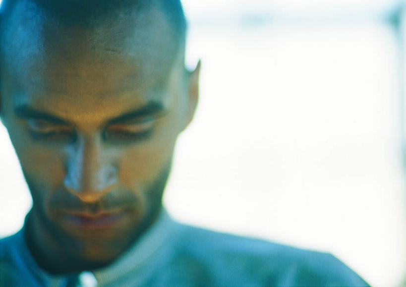 西方人,脸,头,脸颊,胡须,秃头,一个人,科学家,站,笑,微笑,横图,室内,白天,正面,工作服,制服,实验,窗户,欧洲,欧洲人,仅一个男性,仅一个人,阴影,朦胧,模糊,研究,光线,科学,影子,实验室,研究室,注视,玻璃窗,仅一个年轻男性,白色,阳光,低头,观察,看,站着,观看,察看,关注,化验,检验,研究所,科学研究者,化验室,检验室,工作制服,男人,男性,年轻男性,白种人,头部,光头,胡子,络腮胡,无发,脸部,脸蛋,面部,科学工作者,站立,半身,彩图,工作套服