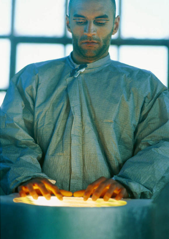 西方人,胡须,秃头,一个人,科学家,站,笑,摸,微笑,竖图,室内,白天,正面,工作服,制服,鼠标,键盘,实验,窗户,桌子,欧洲,欧洲人,仅一个男性,仅一个人,一排,许多,撑,抚摸,阴影,研究,整齐,光线,科学,方格,影子,办公桌,实验室,研究室,灯光,注视,输入设备,通讯设备,玻璃窗,排列,仅一个年轻男性,黄色,阳光,低头,观察,看,站着,观看,科研,察看,撑着,队列,关注,化验,通信设备,检验,研究所,科学研究者,化验室,检验室,工作制服,男人,男性,年轻男性,白种人,光头,胡子,络腮胡,无发,科学工作者,触摸,接触,站立,半身,彩图,工作套服