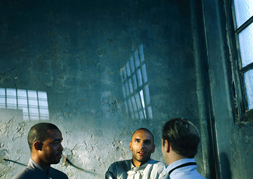 西方人,秃头,伙伴,同事,朋友,科学家,站,笑,说,微笑,露齿笑,横图,室内,白天,正面,工作服,制服,讨论,友谊,成功,合作,团队,集体,信心,实验,窗户,欧洲,欧洲人,五个人,一排,许多,阴影,研究,整齐,光线,科学,影子,墙,实验室,研究室,许多人,注视,队伍,玻璃窗,相视,墙壁,墙面,排列,阳光,观察,看,站着,一群人,面对面,观看,对视,科研,察看,领导,成就,队列,关注,化验,相对,检验,合伙,领袖,研究所,科学研究者,相看,化验室,检验室,工作制服,交流,友情,男人,男性,年轻男性,年轻女性,女人,女性,白种人,光头,无发,科学工作者,沟通,讲话,交谈,商讨,说话,谈话,站立,半身,彩图,工作套服