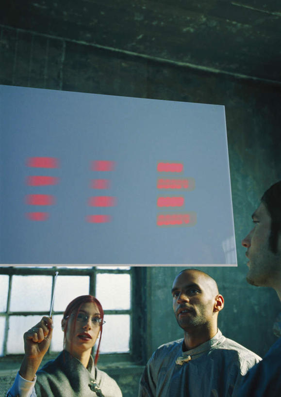 西方人,三个人,伙伴,同事,朋友,科学家,站,举,说,竖图,室内,白天,正面,工作服,制服,讨论,友谊,成功,合作,团队,集体,信心,显示器,实验,窗户,欧洲,欧洲人,一排,许多,指,阴影,研究,整齐,光线,科学,方格,屏幕,影子,实验室,研究室,注视,方向,显示屏,队伍,玻璃窗,排列,阳光,观察,看,手势,托,站着,观看,科研,察看,领导,指向,成就,队列,关注,化验,检验,合伙,领袖,研究所,输出设备,科学研究者,化验室,检验室,工作制服,交流,友情,男人,男性,年轻男性,年轻女性,女人,女性,白种人,科学工作者,沟通,讲话,交谈,举起,举手,举着,商讨,说话,抬头,谈话,向上举,向上伸,向上托,仰头,站立,半身,彩图,工作套服