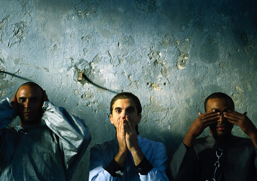 西方人,秃头,三个人,伙伴,同事,朋友,科学家,坐,举,闭眼,笑,摸,微笑,横图,室内,白天,正面,工作服,制服,友谊,成功,合作,团队,集体,信心,实验,欧洲,欧洲人,一排,抚摸,阴影,研究,整齐,光线,科学,影子,墙,实验室,研究室,注视,队伍,墙壁,墙面,排列,阳光,观察,看,托,遮,遮掩,观看,科研,察看,领导,掩盖,遮挡,成就,队列,关注,化验,检验,合伙,领袖,研究所,遮盖,科学研究者,化验室,检验室,掩饰,工作制服,友情,男人,男性,年轻男性,白种人,光头,无发,科学工作者,闭眼睛,闭着眼,闭着眼睛,触摸,接触,举起,举手,举着,向上举,向上伸,向上托,坐着,半身,彩图,工作套服