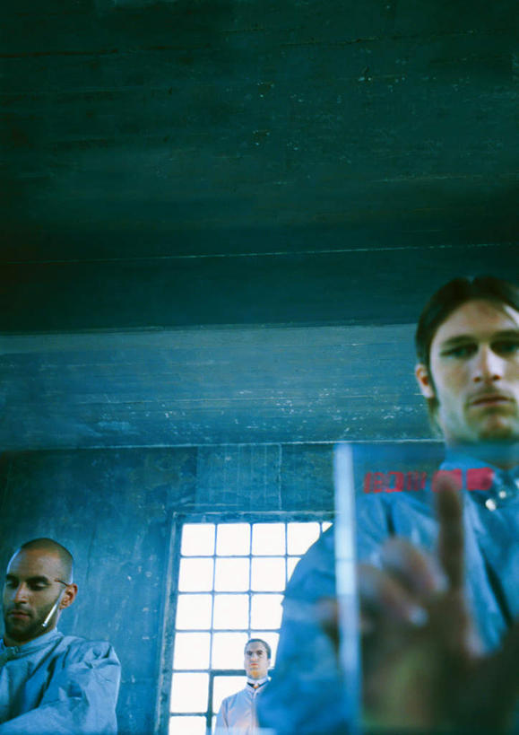 西方人,三个人,伙伴,朋友,科学家,站,摸,双手交叉,竖图,室内,白天,正面,工作服,制服,友谊,显示器,实验,窗户,欧洲,欧洲人,一排,许多,抚摸,敲打,阴影,研究,整齐,光线,科学,方格,屏幕,影子,墙,实验室,研究室,注视,输入,显示屏,玻璃窗,墙壁,墙面,排列,阳光,打字,低头,观察,看,站着,观看,点击,敲击,科研,察看,双手抱胸,队列,关注,化验,检验,研究所,输出设备,科学研究者,化验室,检验室,工作制服,友情,按键,男人,男性,年轻男性,白种人,科学工作者,触摸,接触,站立,半身,彩图,工作套服