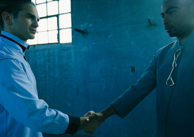 西方人,两个人,伙伴,朋友,科学家,站,握手,笑,摸,微笑,露齿笑,横图,室内,白天,侧面,工作服,制服,友谊,合作,团队,实验,窗户,欧洲,欧洲人,一排,许多,抚摸,阴影,研究,整齐,光线,科学,方格,影子,墙,实验室,研究室,注视,玻璃窗,相视,墙壁,墙面,排列,阳光,观察,看,站着,面对面,战略,观看,对视,科研,察看,队列,关注,化验,相对,检验,研究所,科学研究者,相看,化验室,检验室,联合,合谋,工作制服,配合,协作,友情,男人,男性,年轻男性,白种人,科学工作者,搀手,触摸,接触,拉手,手搀手,手拉手,手牵手,手握手,站立,半身,彩图,工作套服