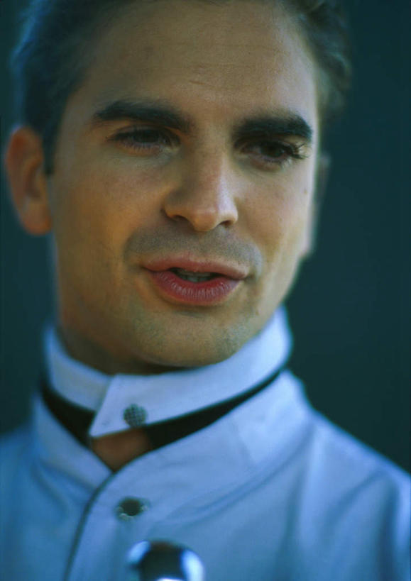 西方人,脸,头,脸颊,头发,一个人,科学家,站,笑,微笑,露齿笑,竖图,室内,特写,白天,正面,工作服,制服,实验,欧洲,欧洲人,仅一个男性,仅一个人,朦胧,模糊,研究,科学,墙,实验室,研究室,注视,墙壁,墙面,仅一个年轻男性,黄色,观察,看,站着,转头,观看,察看,关注,化验,检验,研究所,科学研究者,化验室,检验室,工作制服,男人,男性,年轻男性,白种人,头部,脸部,脸蛋,面部,科学工作者,站立,半身,彩图,工作套服