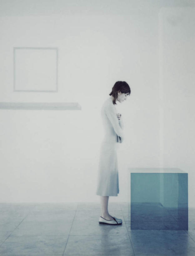 西方人,头发,一个人,站,闭眼,笑,微笑,露齿笑,竖图,室内,白天,白色背景,侧面,裙子,电脑,显示器,鼠标,键盘,椅子,欧洲,欧洲人,仅一个年轻女性,仅一个女性,仅一个人,一排,阴影,连衣裙,整齐,反射,网络,瓷砖,地砖,方块,影子,墙,地面,输入设备,通讯设备,墙壁,墙面,排列,一个,绿色,白色,黑色,低头,站着,台式电脑,单个,队列,通信设备,输出设备,年轻女性,女人,女性,白种人,闭眼睛,闭着眼,闭着眼睛,站立,彩图,全身