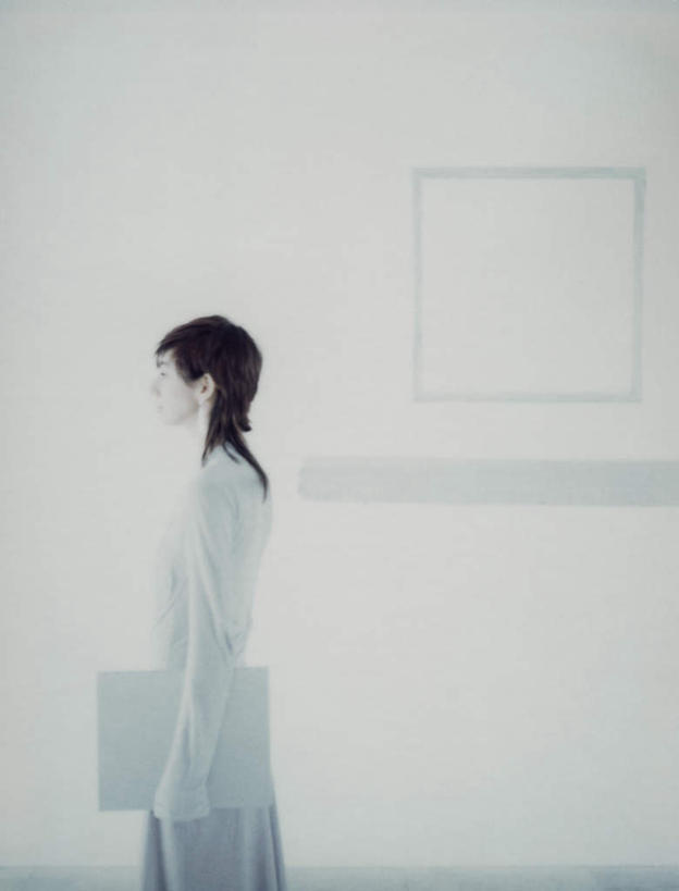 西方人,头发,一个人,站,捧,竖图,室内,白天,白色背景,侧面,裙子,电脑,显示器,鼠标,键盘,欧洲,欧洲人,仅一个年轻女性,仅一个女性,仅一个人,握,连衣裙,网络,材料,档案,方格,文件,墙,拿,拿着,注视,输入设备,通讯设备,墙壁,墙面,一个,白色,黑色,资料,观察,看,站着,台式电脑,握着,单个,观看,察看,关注,文档,通信设备,输出设备,年轻女性,女人,女性,白种人,端,端着,捧着,手捧,站立,半身,彩图