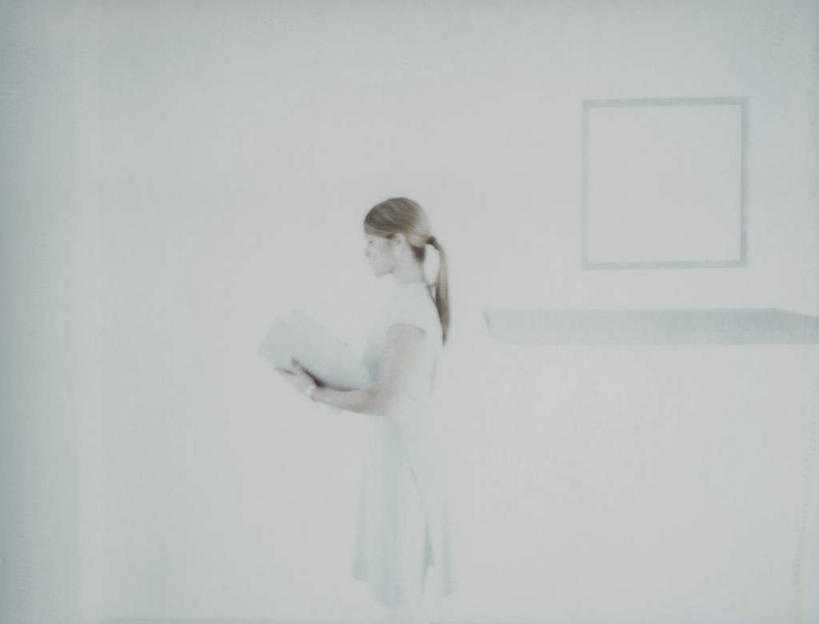 西方人,头发,一个人,站,捧,横图,室内,白天,白色背景,侧面,裙子,阅读,电脑,显示器,鼠标,键盘,报纸,欧洲,欧洲人,仅一个年轻女性,仅一个女性,仅一个人,握,学习,连衣裙,网络,材料,档案,方格,文件,墙,拿,拿着,输入设备,通讯设备,墙壁,墙面,一个,黄色,白色,资料,低头,看,站着,台式电脑,浏览,握着,单个,文档,通信设备,输出设备,年轻女性,女人,女性,白种人,端,端着,捧着,手捧,站立,半身,彩图