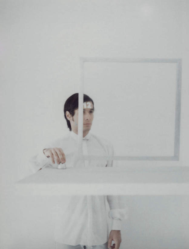 西方人,头发,一个人,站,笑,摸,微笑,竖图,室内,白天,白色背景,正面,工作服,制服,电脑,显示器,鼠标,键盘,桌子,欧洲,欧洲人,仅一个男性,仅一个人,抚摸,握,网络,办公桌,墙,注视,输入设备,通讯设备,墙壁,墙面,仅一个年轻男性,白色,黑色,观察,看,站着,台式电脑,握着,观看,察看,关注,通信设备,输出设备,工作制服,男人,男性,年轻男性,白种人,触摸,接触,站立,半身,彩图,工作套服